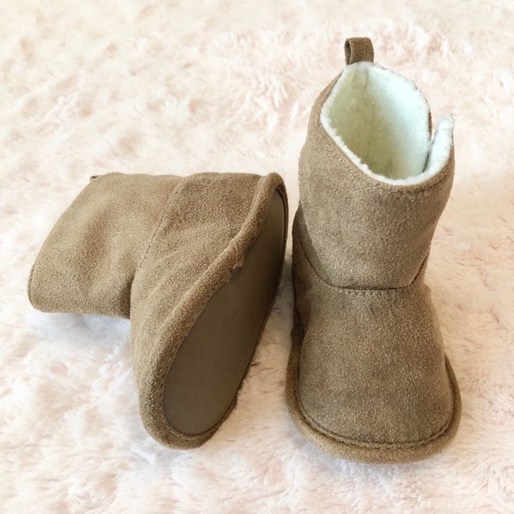 OshKosh B'gosh® Baby Faux-Fur Boot Crib Shoes - Picture 4 of 8